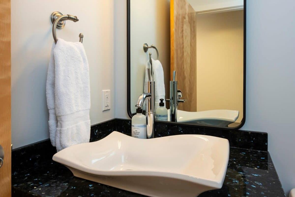 Nn - The Flame - Downtown 1-Bed 2-Bath Villa Уайтхорс Екстериор снимка